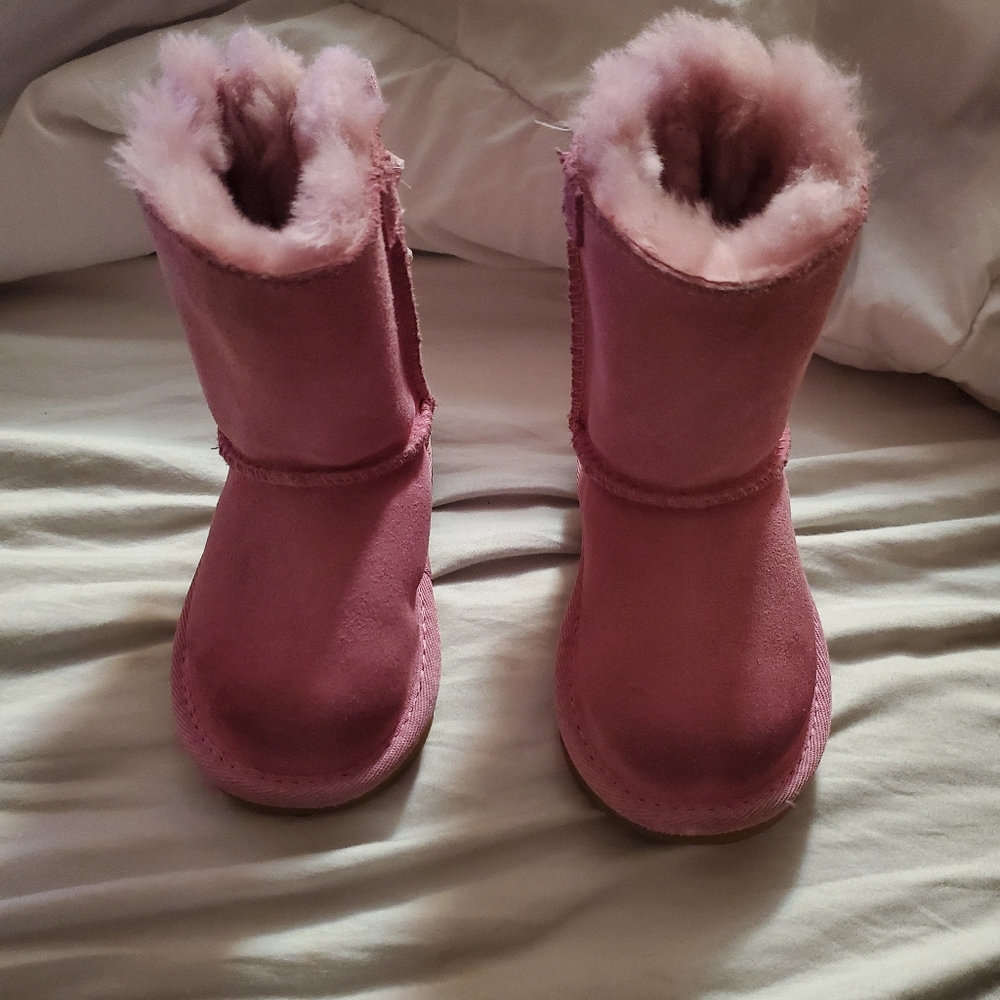 Pink ugg boots size 7 toddlers